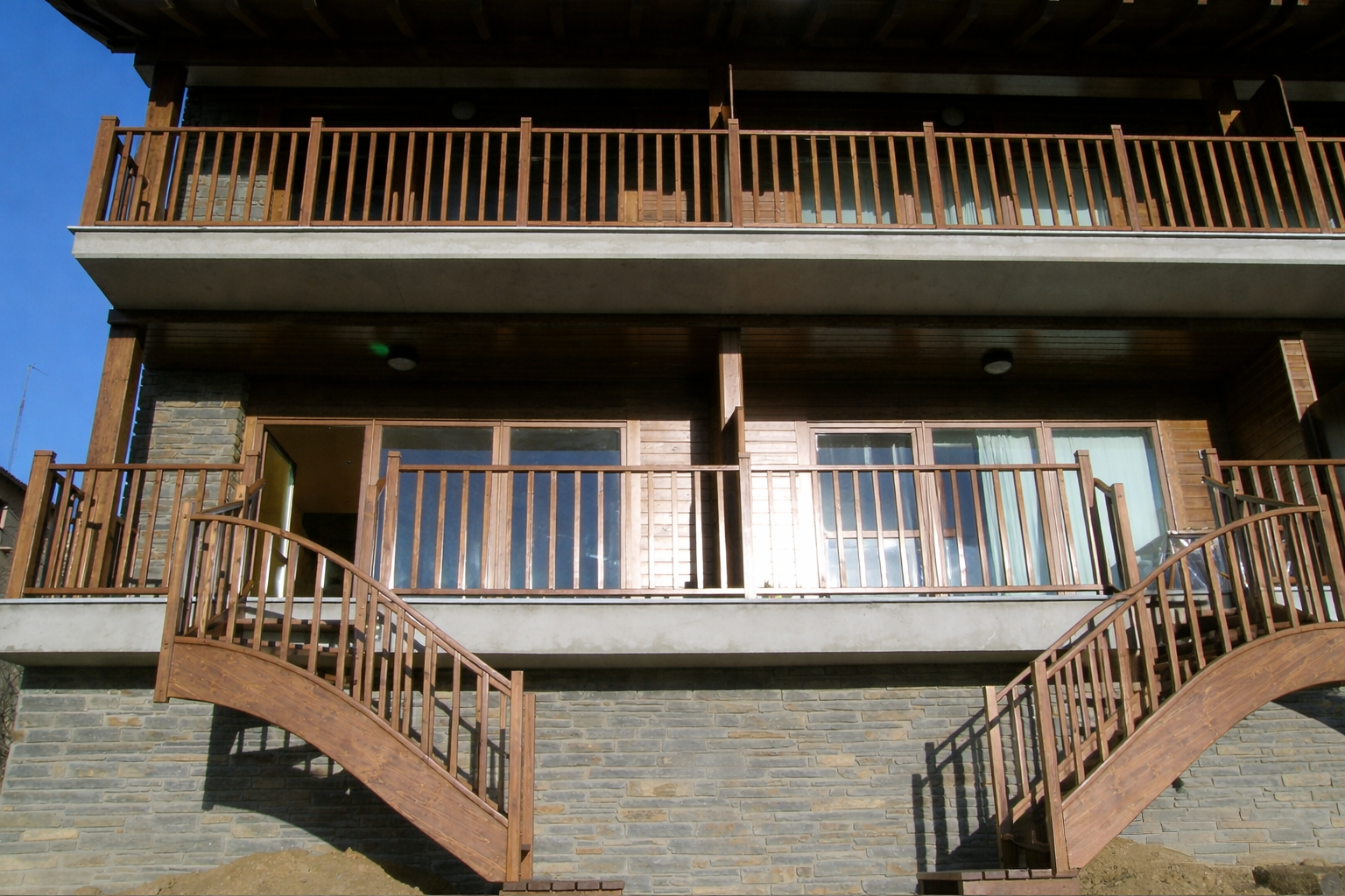 Expansió de FILA cap a serveis propis: pintura, fusteria, serralleria.